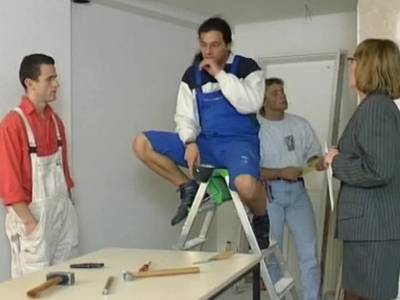 Beim Gangbang lassen sich Hobbyhuren in ihre stark behaarten Muschis nageln