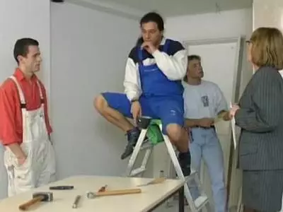 Beim Gangbang lassen sich Hobbyhuren in ihre stark behaarten Muschis nageln