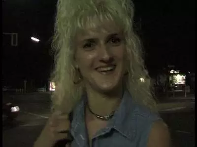 Bezaubernde Blondine entblößt ihre tropfende Pussy