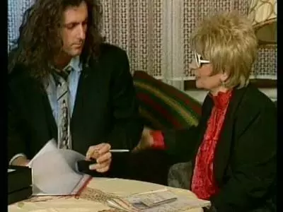 Bildhübsche verdorbene Blondine saugt einen Penis