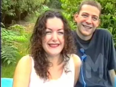 Bildhübsche versaute Dame lutscht einen Schwanz
