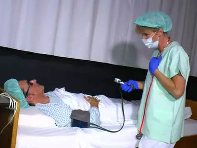 Blonde Ärztin fickt beim Doktorspiel ihren bumsfreudigen Patienten