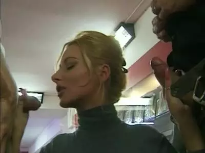 Blonde Frau bekommt das anale Wichsloch liebkost