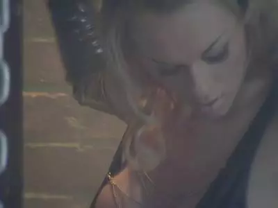 Blonde tabulose Lady wichst ihn hart ab