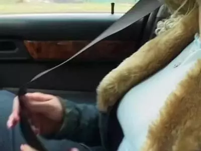 Blondine wird mit einem Sextoy in die glatte Pussy gerammelt