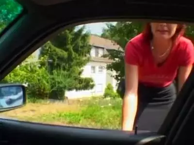 Das vollbusige Amateurgirl zieht vor dem Voyeur die sexy Dessous aus
