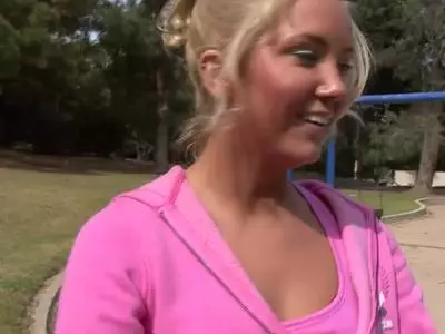 Die beiden Mädels lutschen ihre Fotzen und ficken sich mit einem Dildo