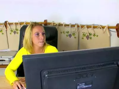 Die scharfe Bitch wird im Büro von dem Lover durchgebumst