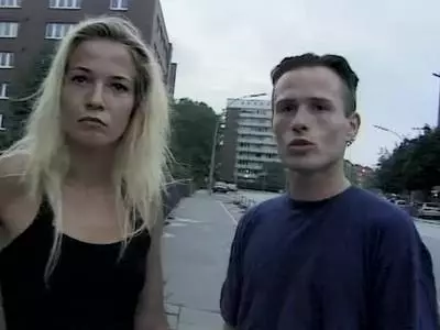 Die scharfe Blonde befriedigt seinen langen Pimmel