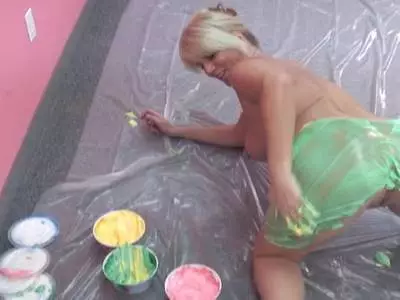 Die willige Tussi befummelt ihren drallen Arsch und besudelt ihn mit Farbe