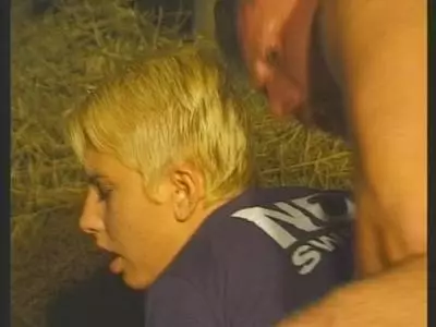 Diese geile Blonde bekommt die geile Fotze Doggystyle gepoppt