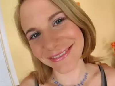 Ein hübsches Mädel masturbiert auf einer Couch