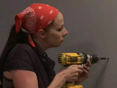 Ein schamloses Flittchen mit tropfender Pussy hat Tittensex
