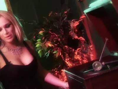 Eine scharfe blonde Schlampe saugt beim Mundfick einen prallen Prügel