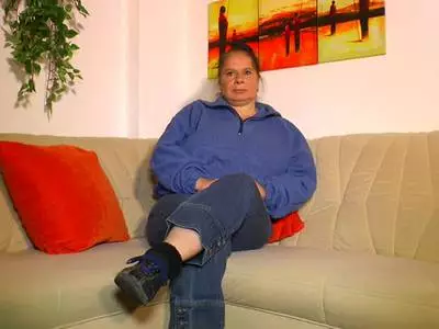 Eine willige Hobbyhure vögelt sich die Pussy mit einem Sexspielzeug