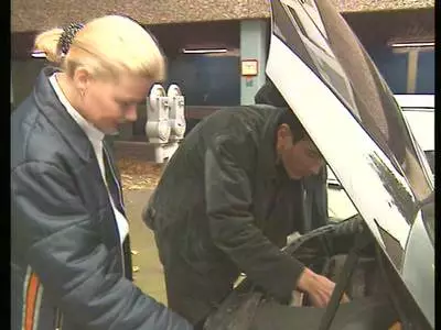 Geile Blondine vögelt im Badezimmer mit Handwerker
