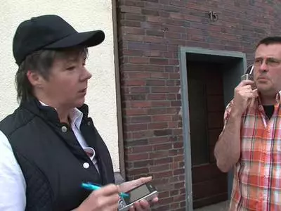 Geile reife Lady saugt den steifen Schwanz im Auto