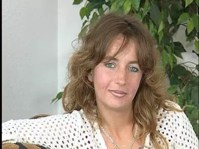 Gestandene Lady bearbeitet ihre Muschi mit einem Dildo