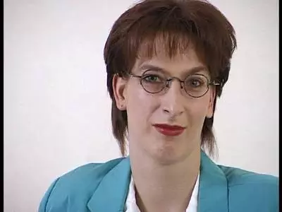 Hübsche Hure präsentiert ihre dicken Titten