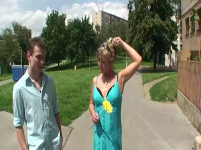 Hübsche Milf liebkost zwei stolze Dödel