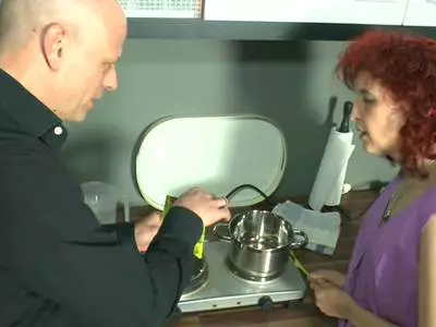 In Unterwäsche lässt sich die sexy MILF ihre haarfreie Möse poppen 