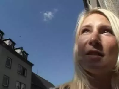 Lümmel wird von einer Blondine mit vollen Hupen gemolken