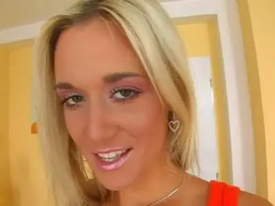 Mit einem Gummischwanz stopft sich die Blondine die feuchte Lustgrotte