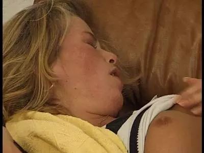 Mit Spielzeug bumst der Kerl dem willigen Bückstück die unbehaarte Muschi