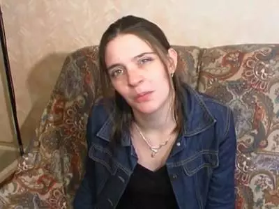 Nach dem Analsex verwöhnt sich das Teenie die Fotze 