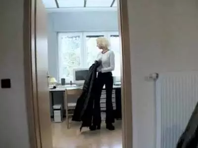 Naturgeile Blondine mit falschen Glocken tänzelt in Trikotage