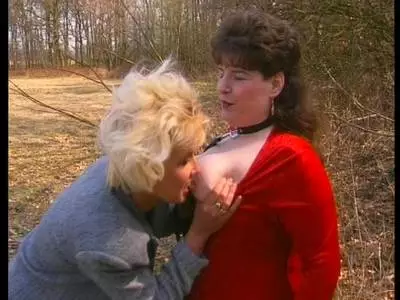Obszöne schlanke Blondine fistet eine mollige Schlampe