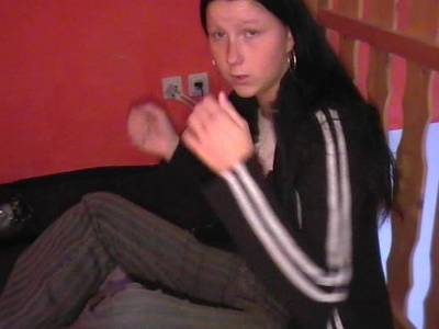 Ralliger Stecher fickt die unbehaarte Pussy