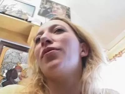 Scharfe Blondine mit dicken Eutern beim Oralfick