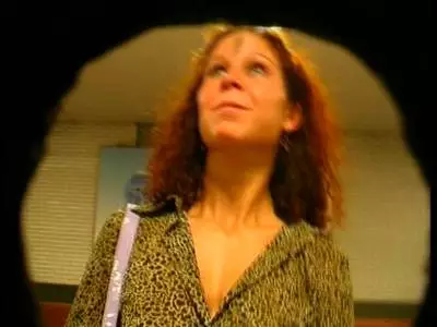 Sexy Teen mit gepiercten Hupen masturbiert