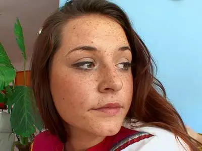 Verdorbene Sexbombe mit Körperverzierungen wird hart gevögelt