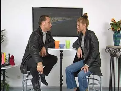 Zierliches Fickstück lutscht spermageil den Schaft